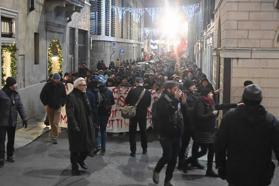 Antifascisti e Polizia in piazza Vittoria