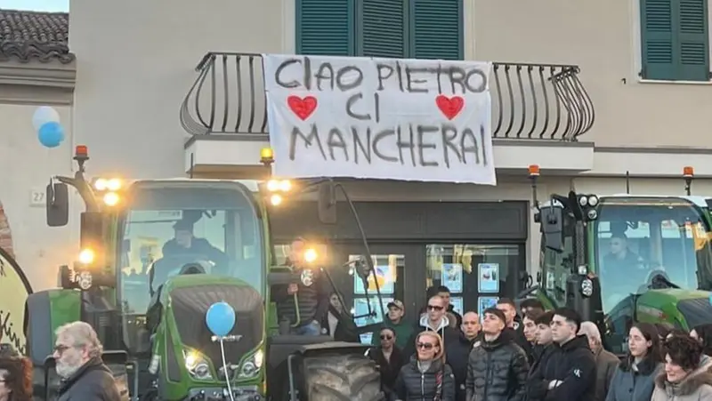 Lo striscione esposto ai funerali - © www.giornaledibrescia.it