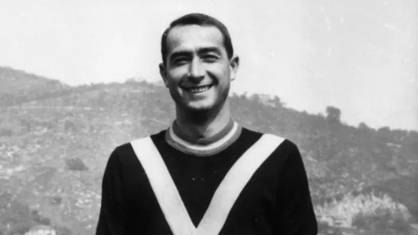 Gigi Brotto con la maglia delle rondinelle