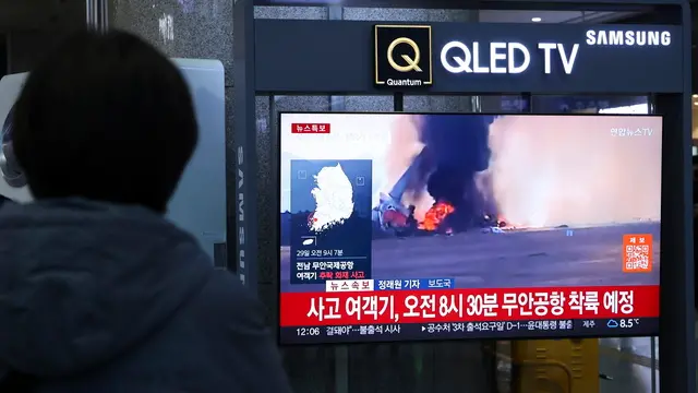 epa11796680 A woman watches a television news segment on a recent passenger plane crash, at Yongsan station in Seoul, South Korea, 29 December 2024. According to the National Fire Agency, a passenger jet carrying 181 people erupted in flames after going off the runway at an airport in South Korea's southwestern county of Muan on 29 December, leaving at least 62 people dead. EPA/HAN MYUNG-GU