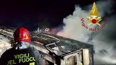 Il tetto della casa di montagna andato a fuoco - Foto © www.giornaledibrescia.it