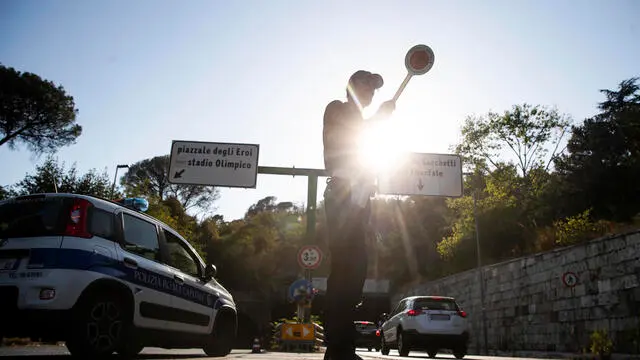 Vigili Urbani chiudono lÕuscita della tangenziale per lÕincendio a Monte Mario, Roma, 31 luglio 2024. ANSA/ANGELO CARCONI