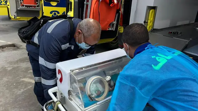 epa10985997 Egyptian medics prepare to transfer premature babies who were evacuated from a Gaza hospital, after their arrival in Egypt through the Gaza-Egypt border crossing in Rafah, Egypt, 20 November 2023. According to the Palestinian Red Crescent, 28 premature infants were transferred on 20 November from the Emirati Hospital to the Rafah Crossing, in coordination with the World Health Organization and the United Nations Office for the Coordination of Humanitarian Affairs (OCHA). The Egyptian ministry of health said the infants would be transferred to receive medical treatment in Egyptian hospitals in Arish and Cairo. EPA/STR