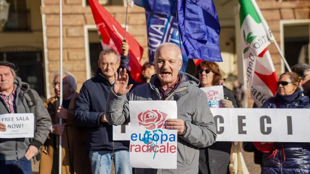 Il segretario di Europa Radicale, Igor Boni, durante il sit-in pacifico a Torino, sotto la Prefettura, il 29 dicembre 2024, per chiedere la liberazione immediata di Cecilia Sala, arrestata a Teheran il 19 dicembre 2024. La giornalista si trova ora nel carcere di Evin. ANSA/JESSICA PASQUALON