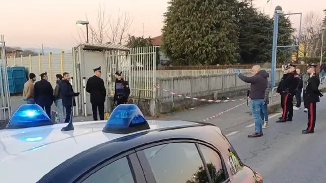 I carabinieri sul luogo in cui un uomo di 42 anni è stato ucciso con un colpo di pistola al culmine di una lite nel piazzale di un'azienda della periferia di Pontirolo Nuovo (Bergamo) che si occupa di rivendita e noleggio di auto, 28 dicembre 2024. ANSA/ RENATO DE PASCALE