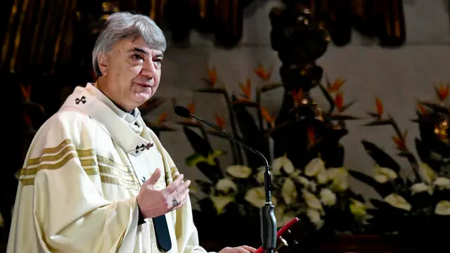 L' arcivescovo di Napoli, don Mimmo Battaglia, celebra nel duomo di Napoli , a un anno esatto dall'insediamento alla guida della Curia, la messa in occasione della 'Festa della presentazione di Gesù al Tempio', 2 febbraio 2022. ANSA / CIRO FUSCO