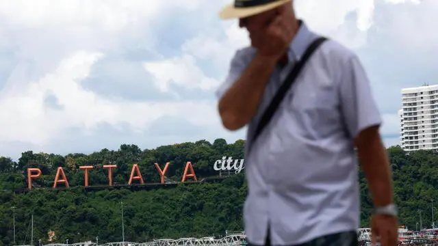 epa11562415 A foreign tourist visits the resort city of Pattaya, Chonburi province, eastern Thailand, 24 August 2024. Thailand's Pattaya beach city has attracted more than 12 million tourists in the first six months of 2024, which is a 9.32 percent increase from 11.61 million visitors in the same period of 2023, according to the Tourism Authority of Thailand. EPA/NARONG SANGNAK