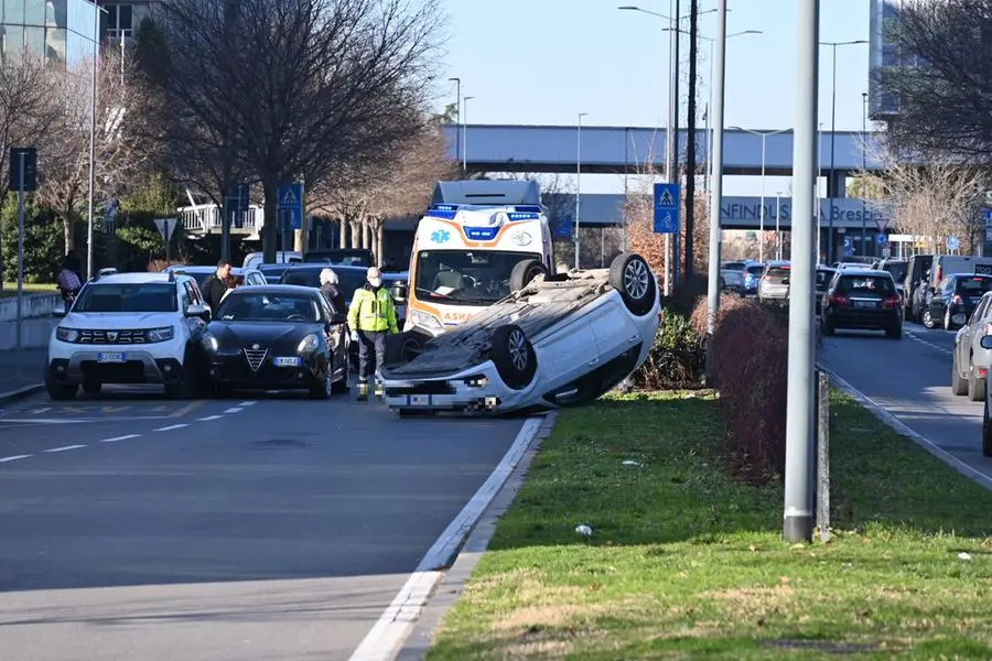 Incidente in via Cefalonia a Brescia: auto si ribalta