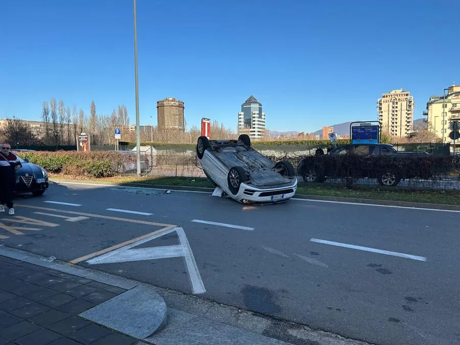 Incidente in via Cefalonia a Brescia: auto si ribalta