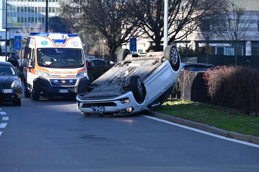 Incidente in via Cefalonia a Brescia: auto si ribalta