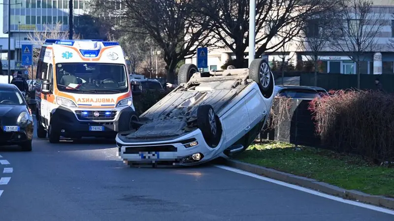 Incidente in via Cefalonia a Brescia: auto si ribalta