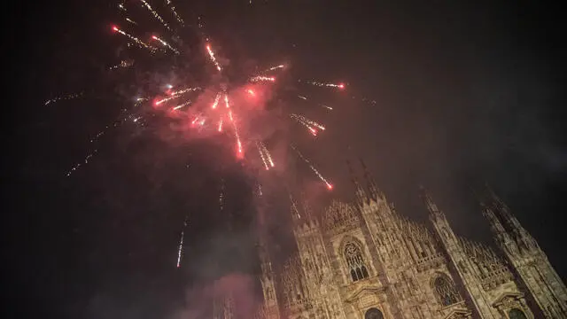 Festeggiamenti e fuochi artificiali in piazza Duomo a Capodanno la notte del 31 dicembre San Silvestro , Milano 31 Dicembre 2022 ANSA/MATTEO CORNER