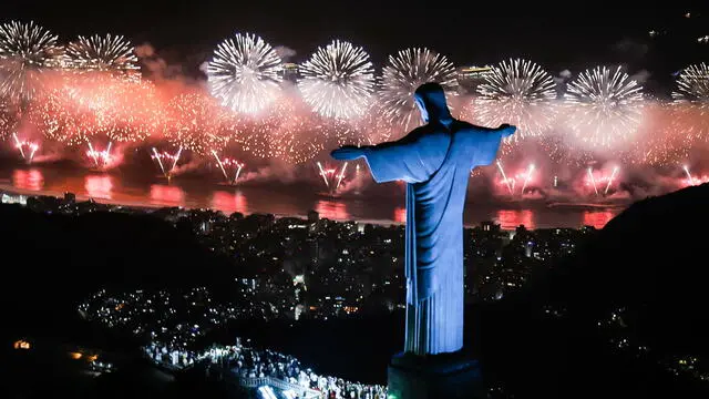 epaselect epa11051653 A handout photo made available by the Rio de Janeiro Mayor's Office shows fireworks in front of the statue of Christ Redeemer in Copacabana beach during New Year Celebrations in Rio de Janeiro, Brazil, 01 January 2024. EPA/Rio de Janeiro Mayor's Office EDITORIAL USE ONLY/NO SALES HANDOUT EDITORIAL USE ONLY/NO SALES HANDOUT EDITORIAL USE ONLY/NO SALES