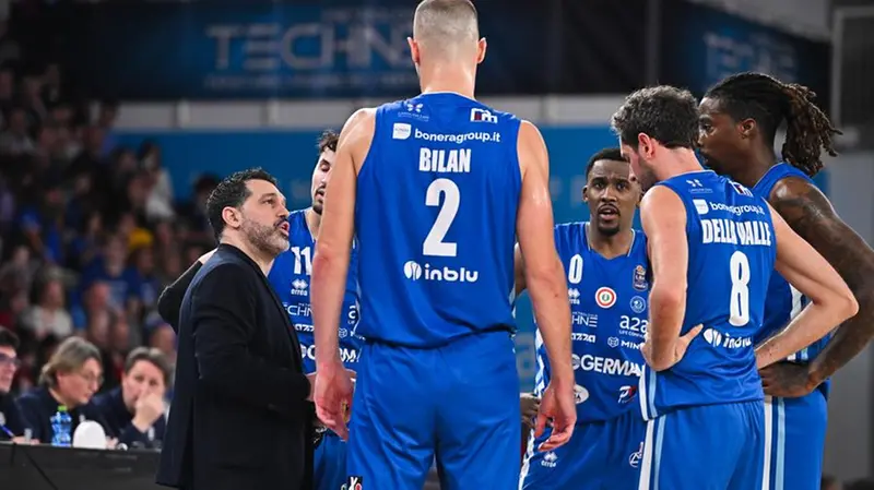 L'ex coach della Germani Magro con i suoi ragazzi © www.giornaledibrescia.it