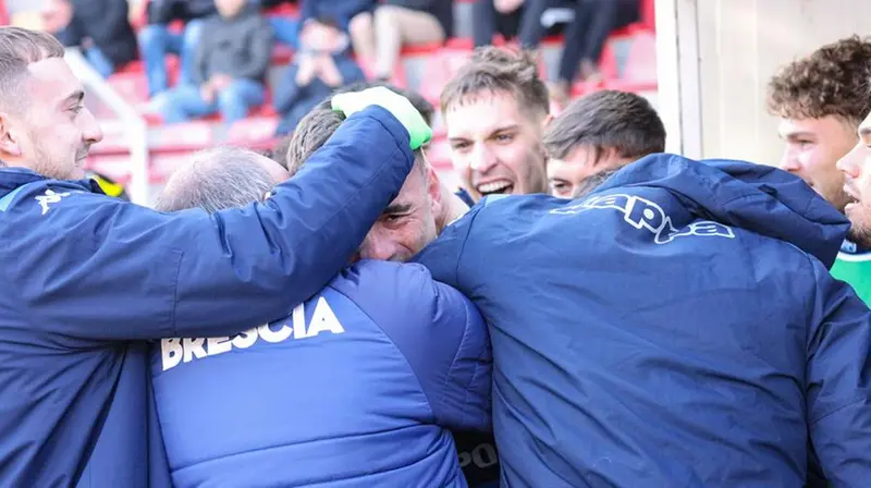 L'abbraccio dei giocatori del Brescia a Cremona - Foto New Reporter Nicoli © www.giornaledibrescia.it