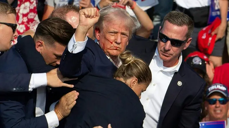 Trump dopo l'attentato del 13 luglio - Foto Ansa © www.giornaledibrescia.it