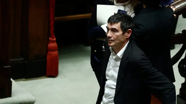 Nicola Fratoianni durante il voto sulla questione di fiducia sul decreto fiscale, presso la Camera dei Deputati, Roma, 04 dicembre 2024, ANSA/VINCENZO LIVIERI