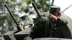 epa11408606 Colombian army soldiers patrol along access roads to the municipality of Jamundi, Colombia, 13 June 2024. A total of 100 police officers arrived on 13 June to reinforce security in the municipality of Jamundi, in southwestern Colombia, that suffered two terrorist attacks on 12 June at the hands of FARC dissidents. EPA/Ernesto Arias