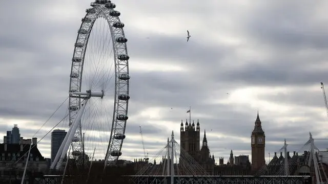 epa11799054 The London Eye in London, Britain, 30 December 2024. London's London Eye and O2 Arena are set to mark twenty fives years since their opening during Millennium celebrations on 31 December 1999. EPA/ANDY RAIN