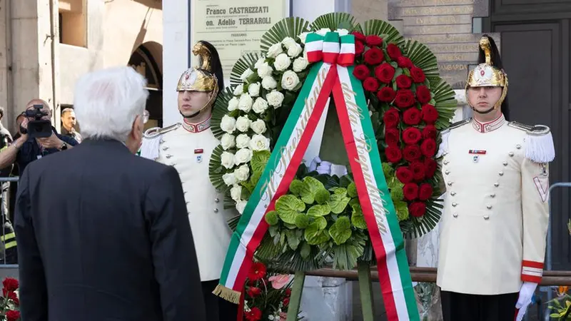 Il presidente Sergio Mattarella davanti alla stele ai caduti di piazza della Loggia - Foto © www.giornaledibrescia.it