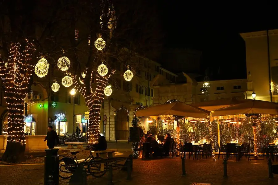 Luminarie Natale 2024, il centro illuminato come in una fiaba