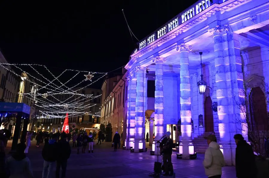 Luminarie Natale 2024, il centro illuminato come in una fiaba