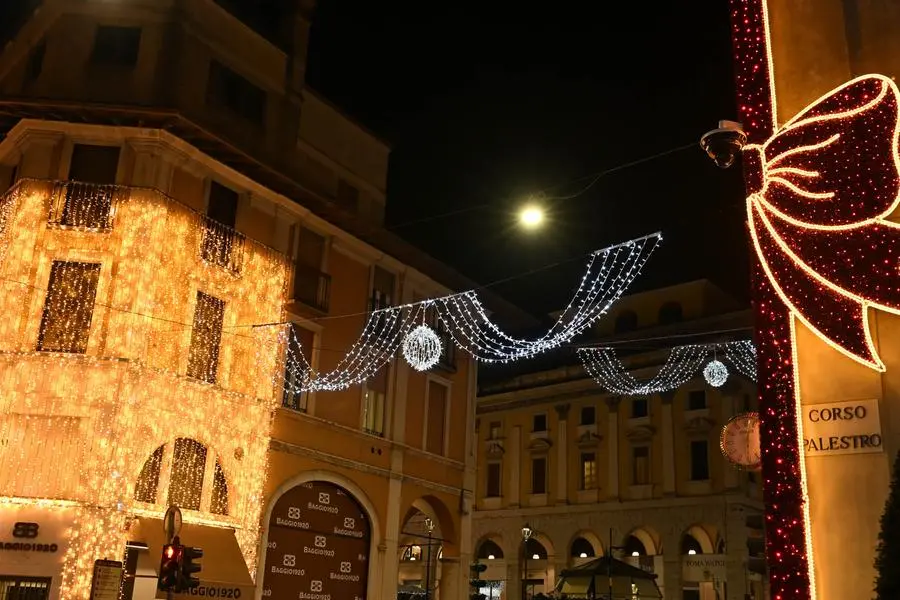 Luminarie Natale 2024, il centro illuminato come in una fiaba