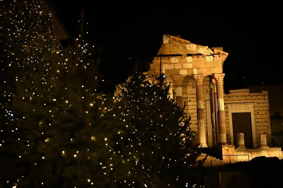 Luminarie Natale 2024, il centro illuminato come in una fiaba