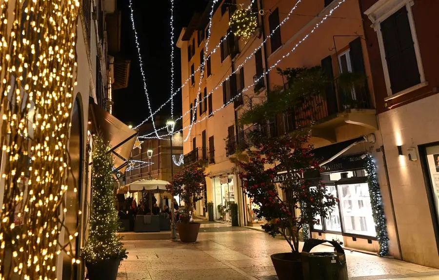 Luminarie Natale 2024, il centro illuminato come in una fiaba