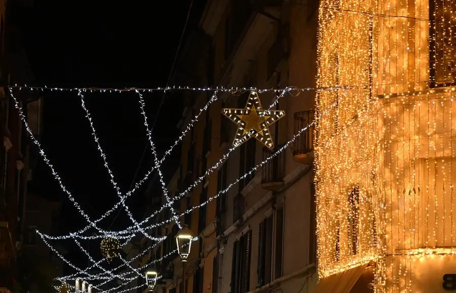 Luminarie Natale 2024, il centro illuminato come in una fiaba