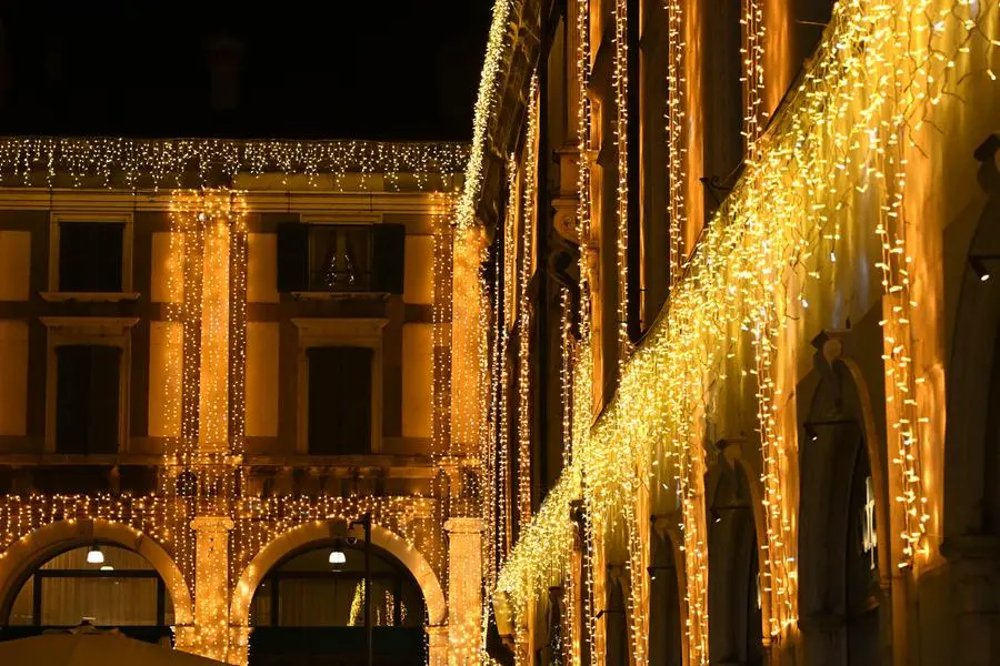 Luminarie Natale 2024, il centro illuminato come in una fiaba