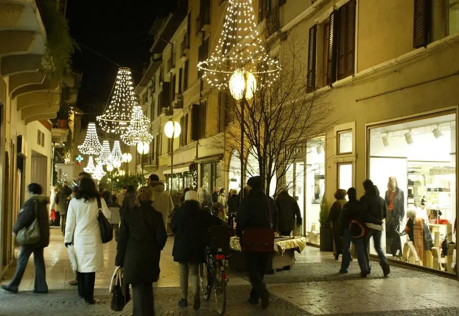 Viaggio amarcord nelle luminarie in centro a Brescia