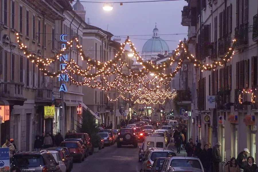 Viaggio amarcord nelle luminarie in centro a Brescia