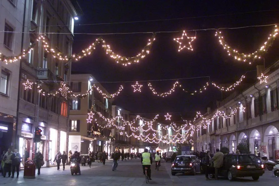 Viaggio amarcord nelle luminarie in centro a Brescia