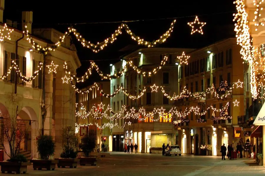 Viaggio amarcord nelle luminarie in centro a Brescia