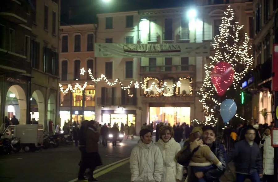 Viaggio amarcord nelle luminarie in centro a Brescia