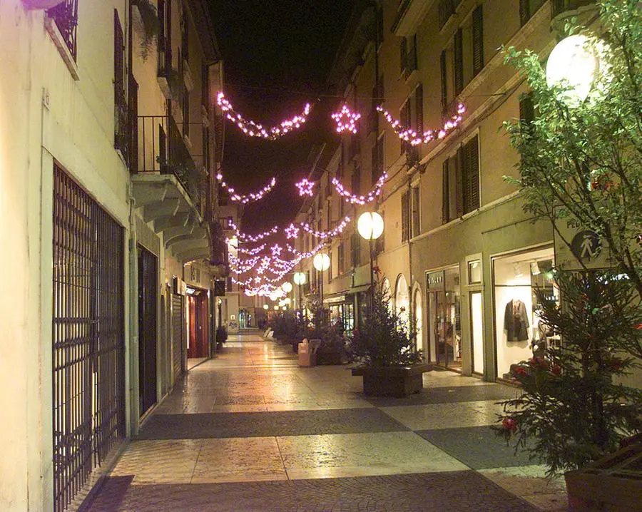 Viaggio amarcord nelle luminarie in centro a Brescia