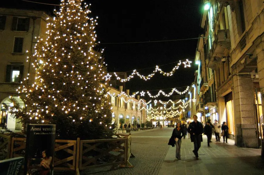 Viaggio amarcord nelle luminarie in centro a Brescia