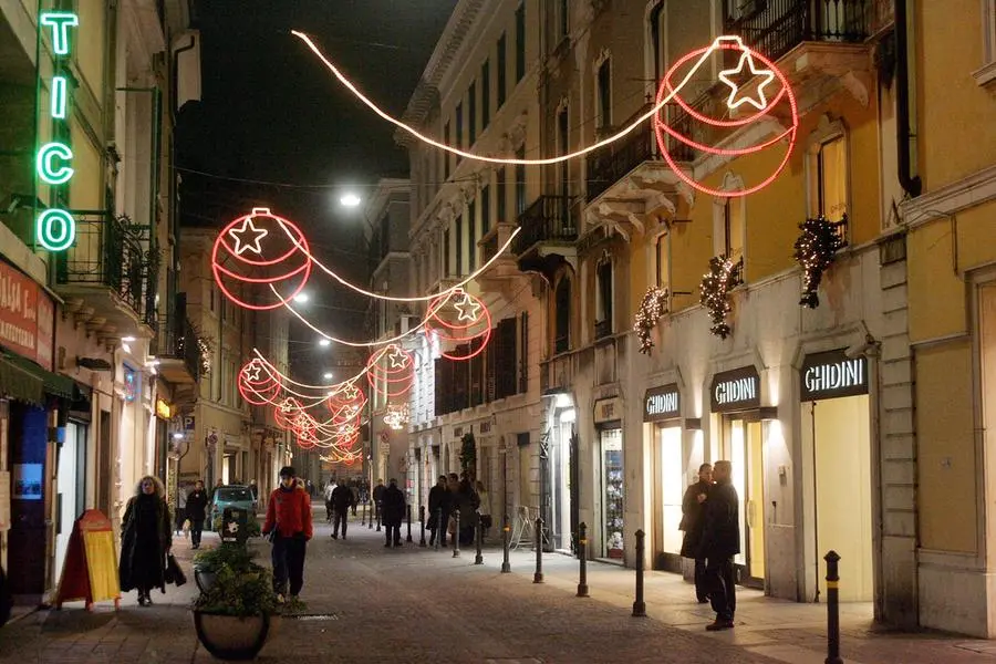 Viaggio amarcord nelle luminarie in centro a Brescia