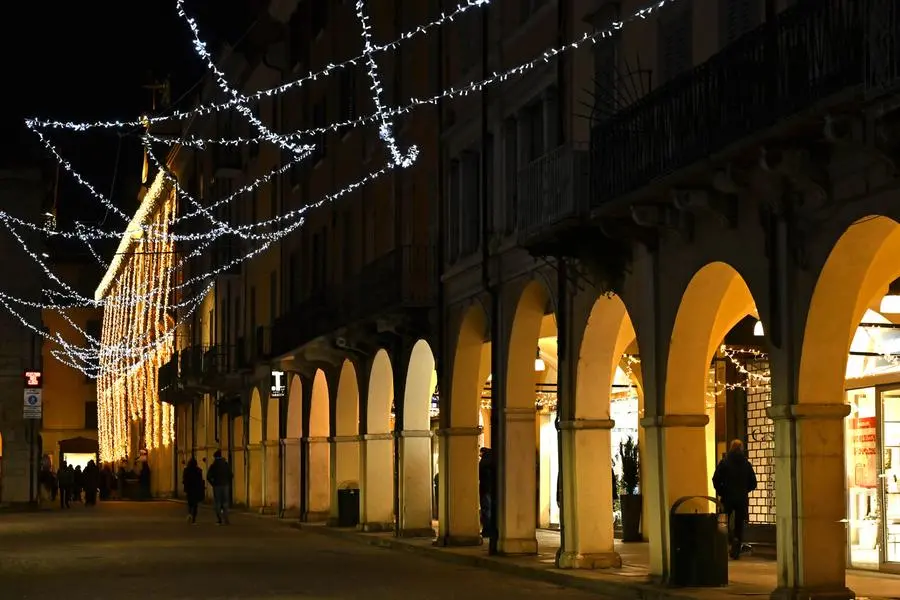 Luminarie Natale 2024, il centro illuminato come in una fiaba