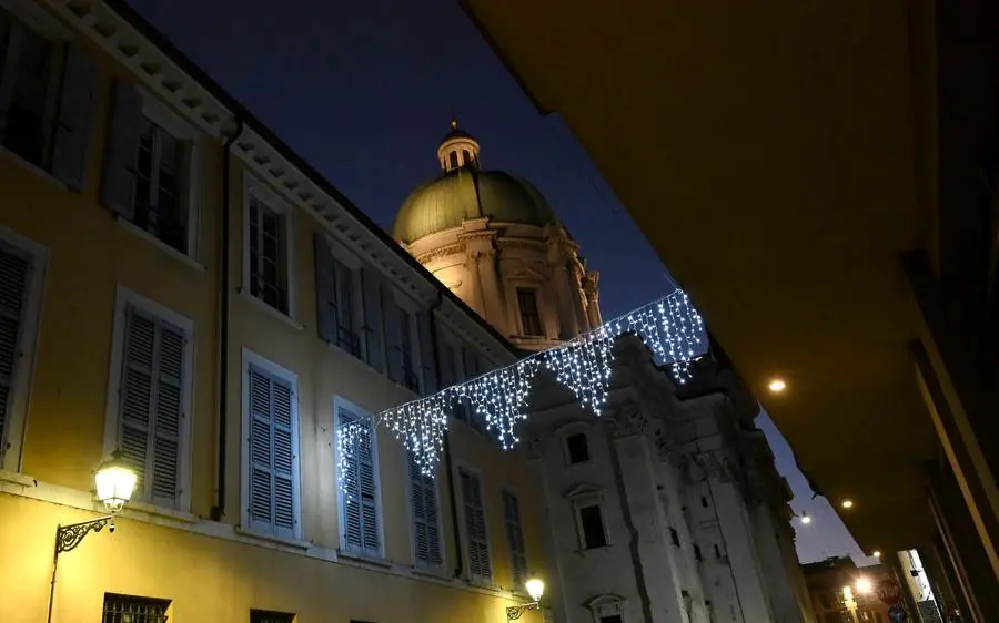 Luminarie Natale 2024, il centro illuminato come in una fiaba