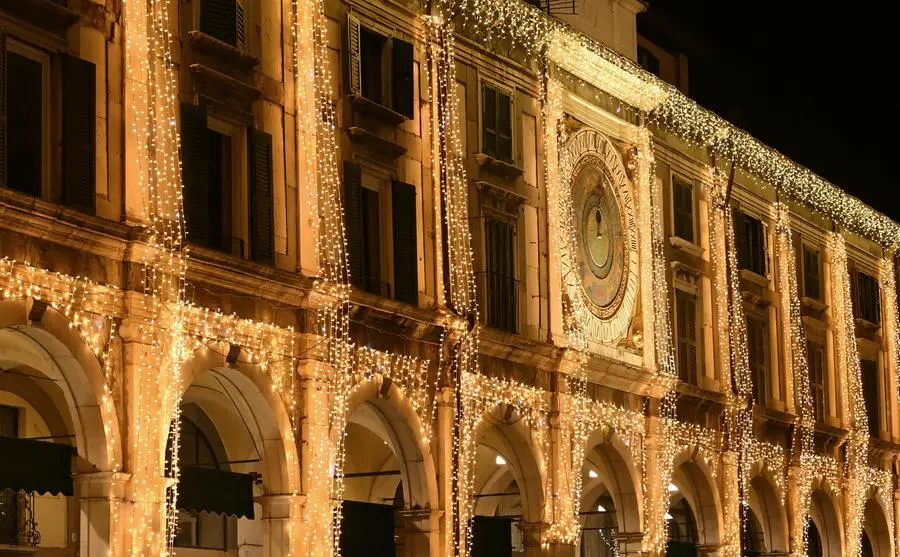 Luminarie Natale 2024, il centro illuminato come in una fiaba