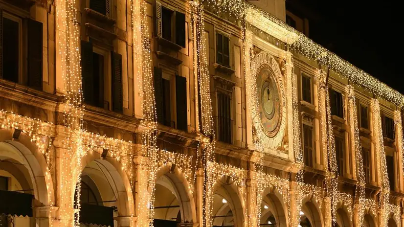 Luminarie Natale 2024, il centro illuminato come in una fiaba
