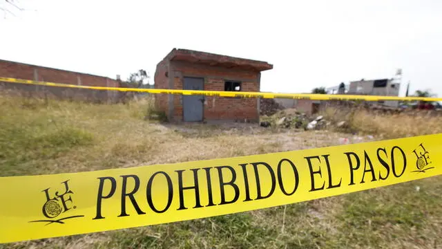 epa08128754 View of the site where a clandestine grave was found, in the municipality of Tlajomulco, state of Jalisco, Mexico, 14 January 2020. At least 29 bodies and an undetermined number of human remains have been found in a clandestine grave in the municipality of Tlajomulco de Zuniga, in the western Mexican state of Jalisco, sources from the State Prosecutor's Office reported. EPA/Francisco Guasco