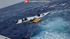 (FRAME DA VIDEO GUARDIA COSTIERA) L'intervento di soccorso della Guardia Costiera a seguito del naufragio di un barcone carico di migranti, 04 settembre 2024. La barca, con a bordo 28 persone, si è capovolta dopo circa un giorno di navigazione, quindi ancora in acque territoriali libiche. I 7 superstiti sono stati per tre giorni alla deriva, sul natante capovolto, fino a quando non sono stati intercettati e salvati dai militari della motovedetta Cp 324 della guardia costiera in acque territoriali italiane. A ricostruire il viaggio che si è trasformato in tragedia sono stati i sopravvissuti, tutti siriani. I 7, che vengono ascoltati adesso dai poliziotti della squadra mobile della questura di Agrigento presenti all'hotspot di Lampedusa, hanno riferito di essere partiti da Sabratah, in Libia, alle ore 16 di domenica. A loro dire, sul natante vi sarebbero stati soltanto sudanesi e siriani, tra cui 3 bambini. ANSA/ GUARDIA COSTIERA +++ ANSA PROVIDES ACCESS TO THIS HANDOUT PHOTO TO BE USED SOLELY TO ILLUSTRATE NEWS REPORTING OR COMMENTARY ON THE FACTS OR EVENTS DEPICTED IN THIS IMAGE; NO ARCHIVING; NO LICENSING +++ NPK +++