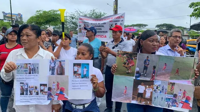 epa11800302 Relatives of the four missing Ecuadorian minors hold signs during a protest outside the Guayaquil Prosecutor's Office in Guayaquil, Ecuador, 31 December 2024. The Ecuadorian Prosecutor's Office ordered on 31 December the preventive imprisonment for 16 soldiers allegedly involved in the disappearance of four minors, on 08 December 8 in the south of Guayaquil, after being apprehended by soldiers. EPA/CRISTINA BAZAN