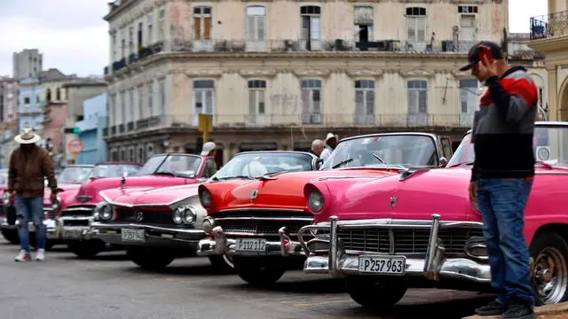 epa11779671 A view of classic cars from the 1950s and made in the United States on an avenue in Havana, Cuba, 12 December 2024 (Issued 15 December 2024). The historic announcement of the re-establishment of diplomatic relations between Cuba and the United States marks its tenth anniversary on 17 December 2024. EPA/ERNESTO MASTRASCUSA