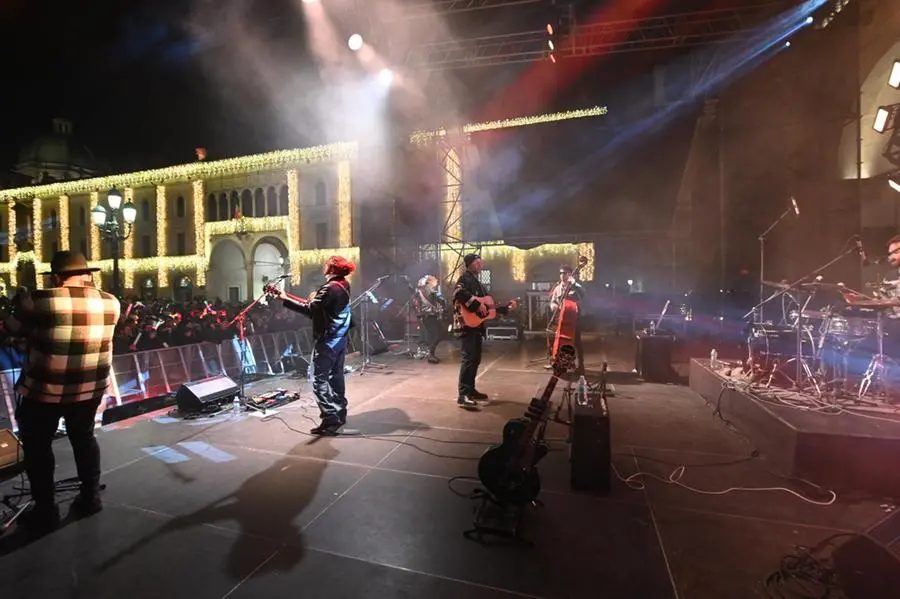 Joe Bastianich e la band il Terzo Tempo in Piazza Loggia