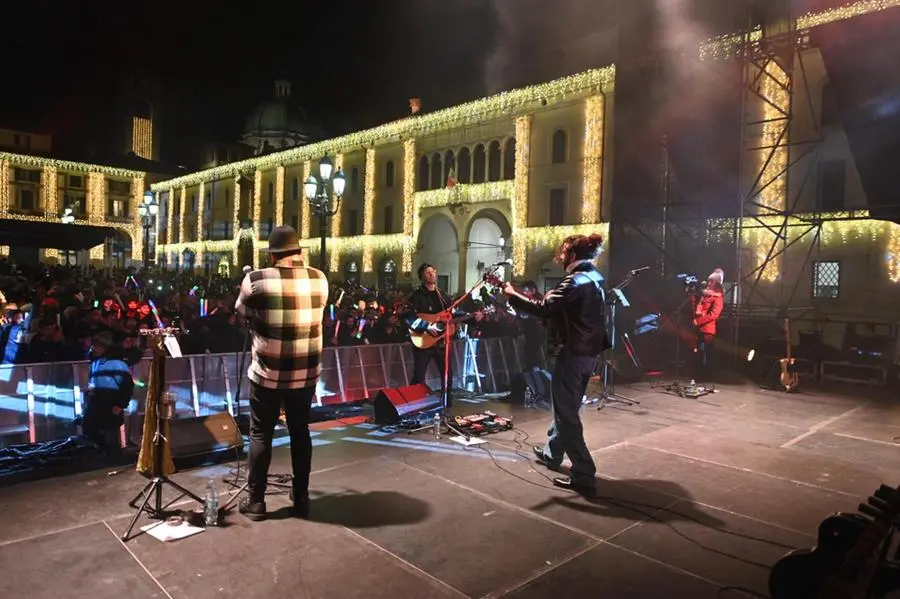 Joe Bastianich e la band il Terzo Tempo in Piazza Loggia