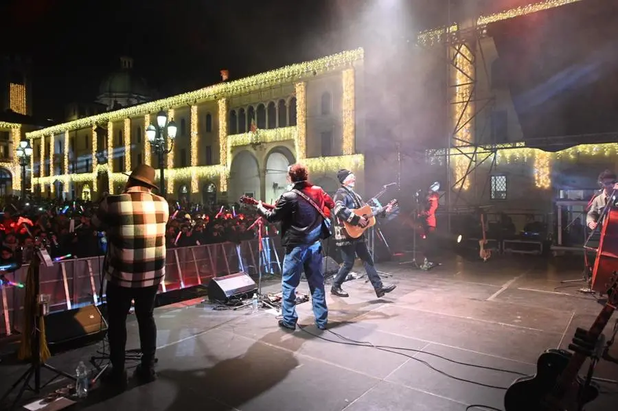 Joe Bastianich e la band il Terzo Tempo in Piazza Loggia